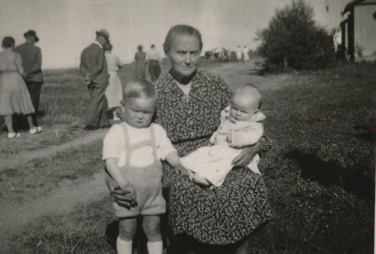 STRANDVEJEN 14 - LYSTRUP STRAND, bedstemor med Erik og Kristen .jpg